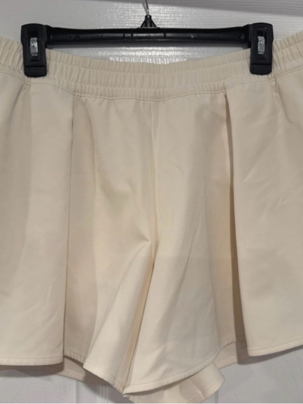 CALIA by Carrie Underwood Cream Pleated Elastic-Waist Skort